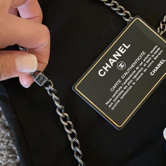 Chanel navy crossbody with hard metal front - Picture 2 of 9